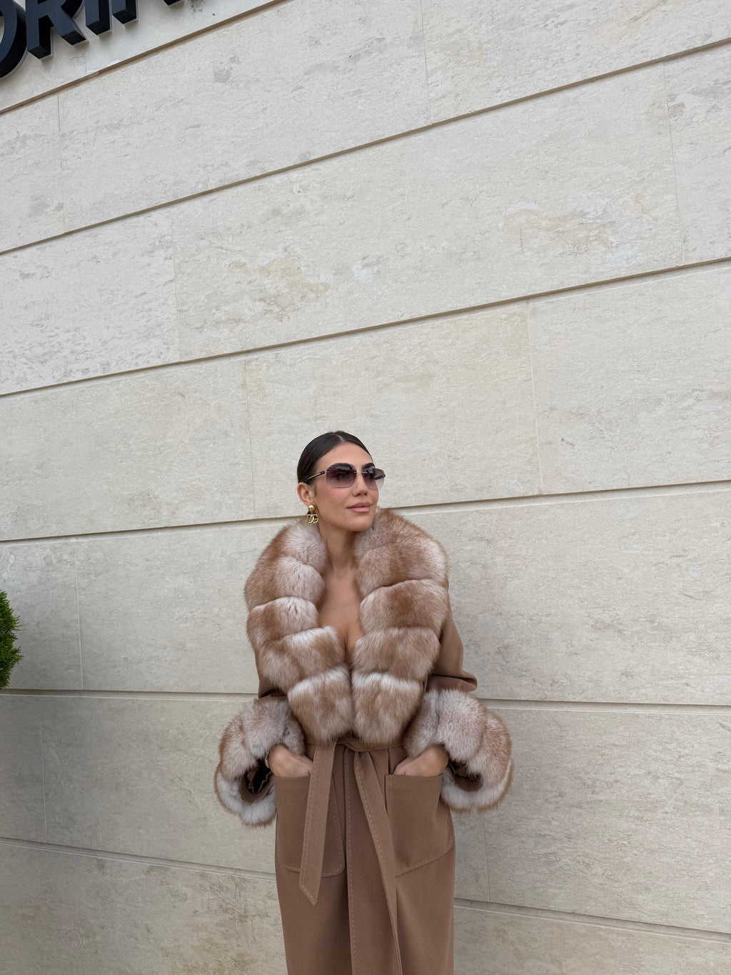 Cashmire beige coat with fox