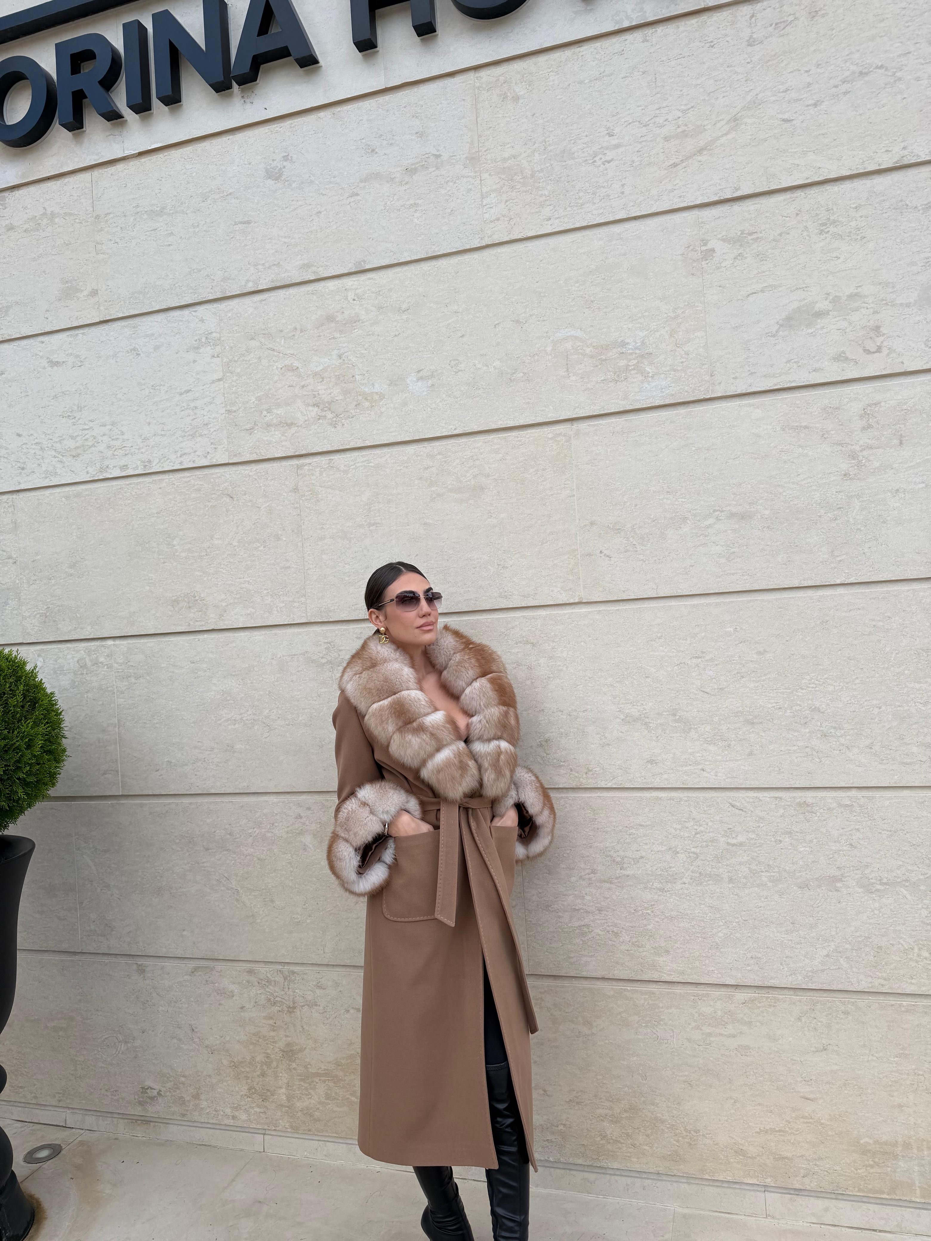Cashmire beige coat with fox