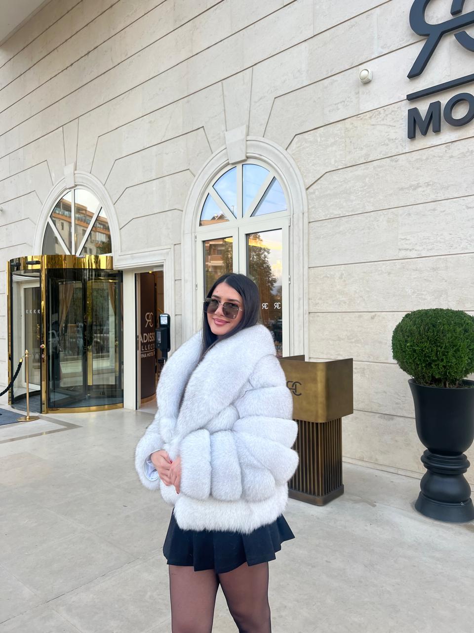 Big collar natural fox